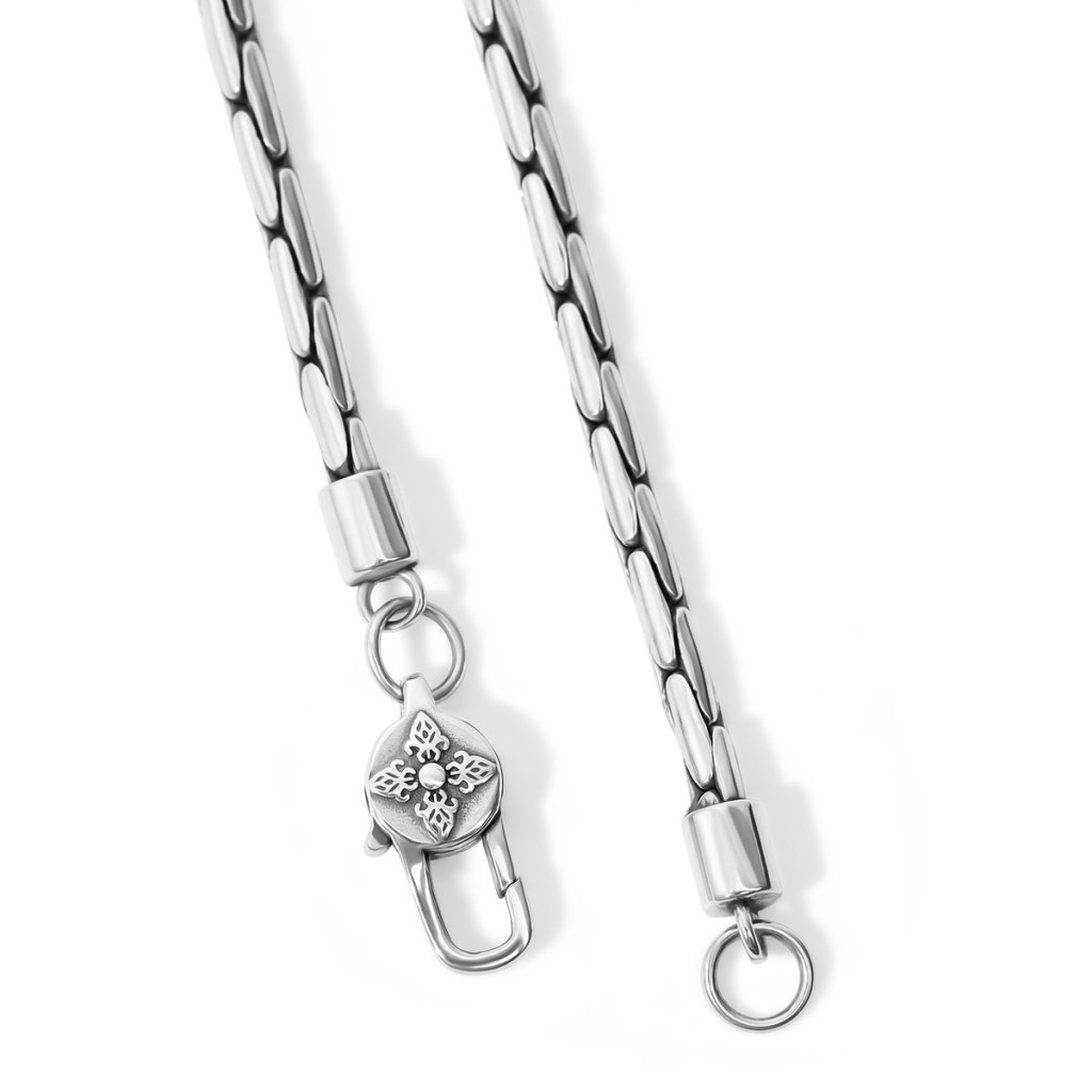 Close-up of the Ronatelli Alfo 3 mm bamboo chain in 925 sterling silver: long, slim polished links, plain end caps, and a lobster clasp with an engraved disc