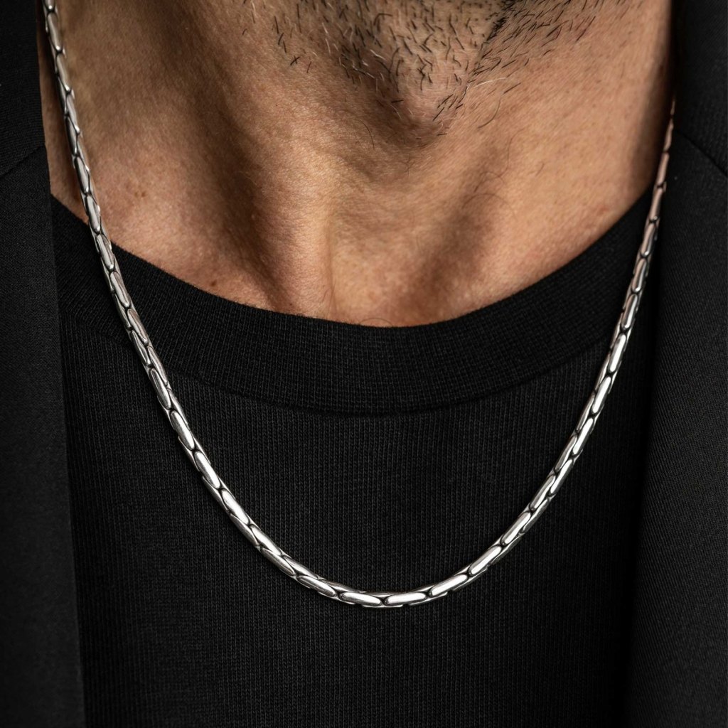 Man in a black T-shirt wearing the Ronatelli Alfo 3 mm bamboo 925 sterling silver chain