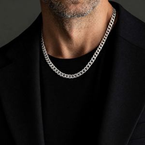 Man in a black T-shirt and jacket wearing the Ronatelli Cana 7 mm curb 925 sterling silver chain