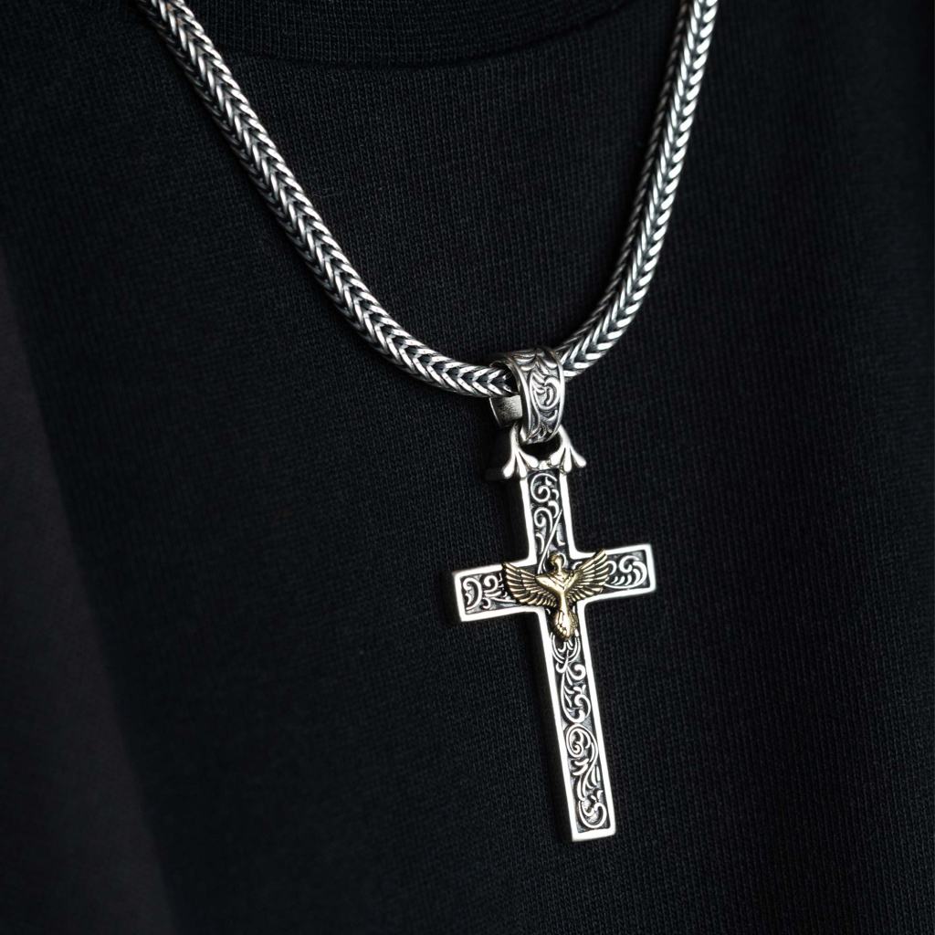 Ronatelli Cervia eagle cross 925 sterling silver pendant on a foxtail chain, worn over a black T-shirt