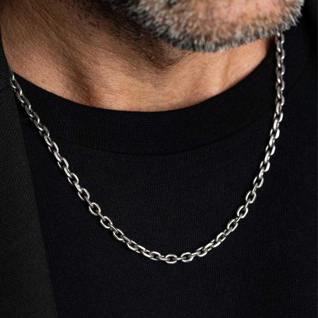 Man in a black T-shirt wearing the Ronatelli Duomo 4 mm cable 925 sterling silver chain