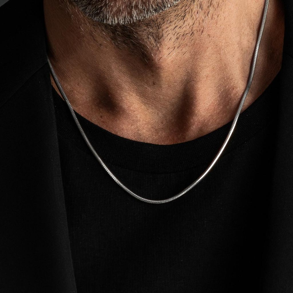 Man in a black T-shirt wearing the Ronatelli Fuli 2 mm snake 925 sterling silver chain