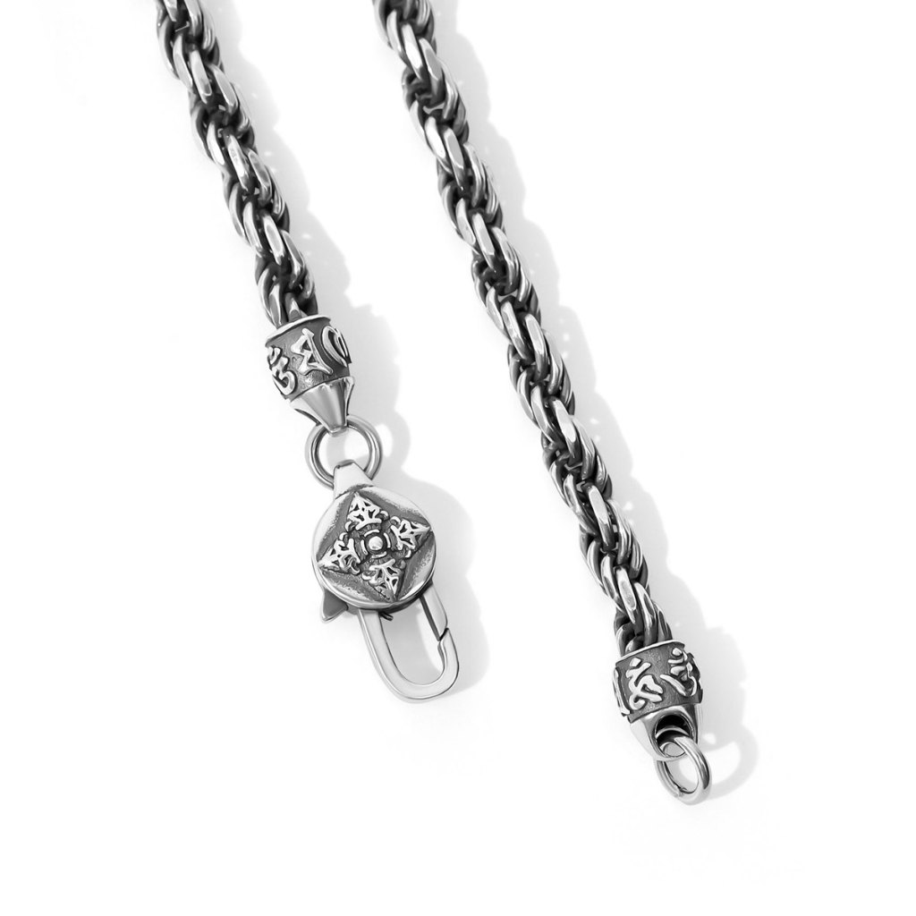 Close-up of the Ronatelli Monza 4 mm rope chain in 925 sterling silver: twisted, darkened strands, engraved end caps, and a lobster clasp with an engraved disc