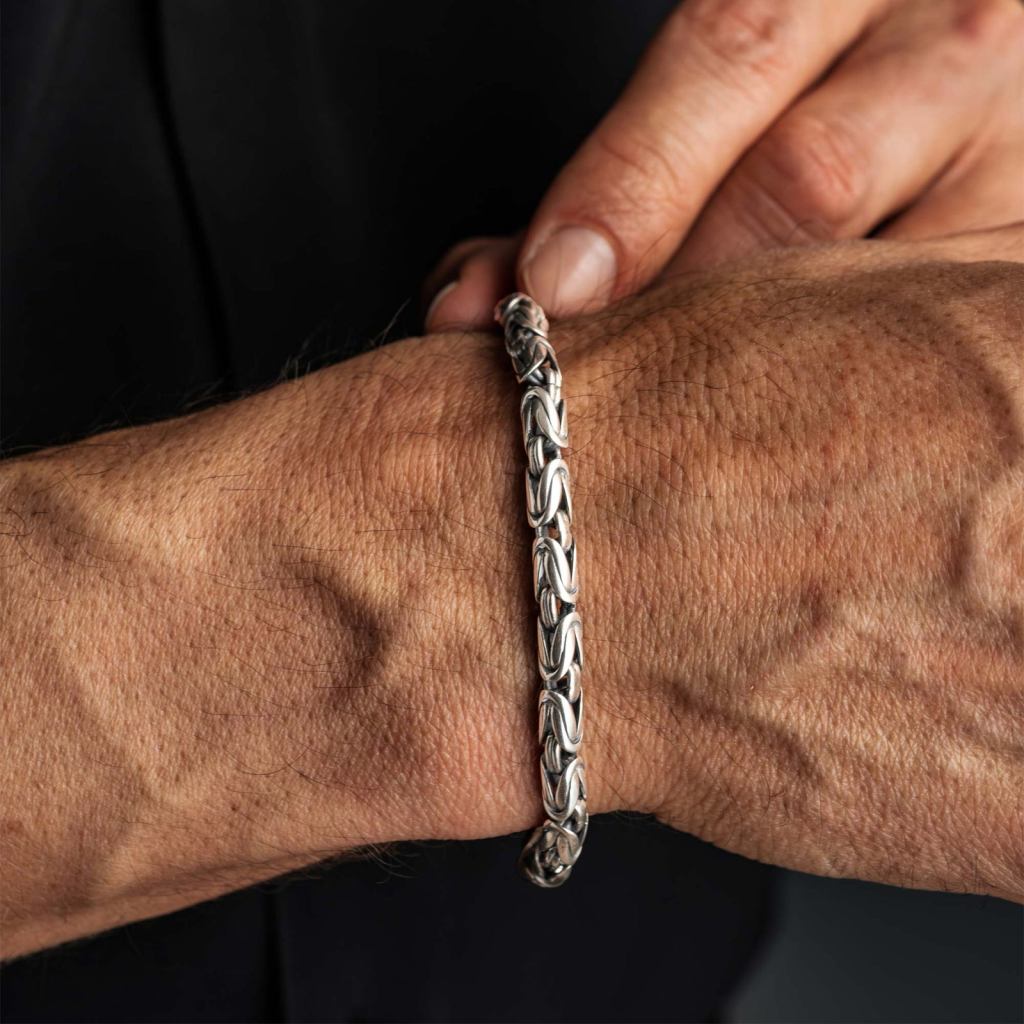 Man holding his wrist, wearing the Ronatelli Pudolf 5 mm Byzantine 925 sterling silver bracelet