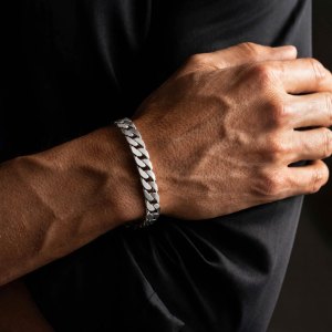 Man in a black shirt wearing the Ronatelli Savona 7 mm Cuban link 925 sterling silver bracelet