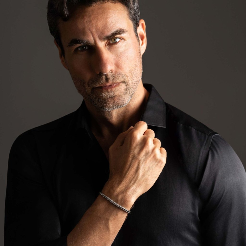 Man in a black shirt wearing the Ronatelli Sergo 4 mm foxtail 925 sterling silver bracelet