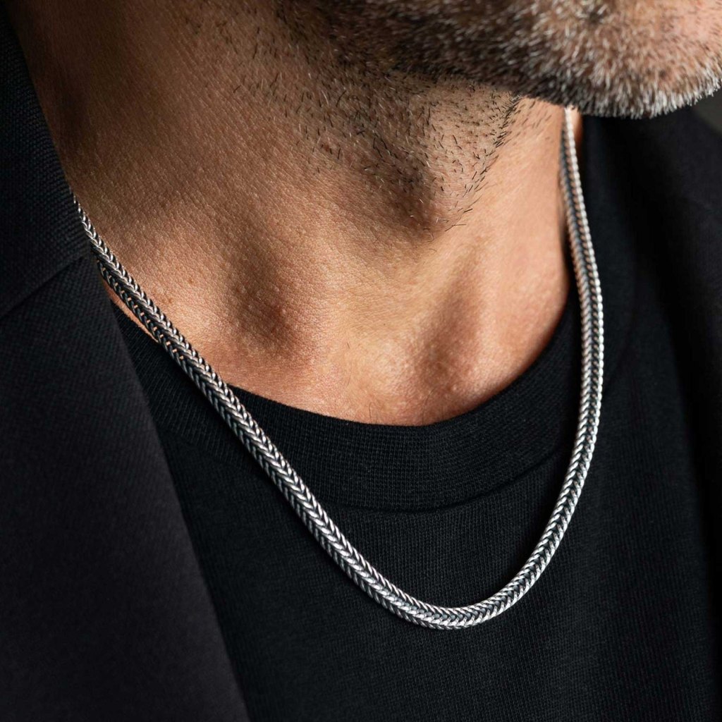 Man in a black T-shirt wearing the Ronatelli Sergo 4 mm foxtail 925 sterling silver chain